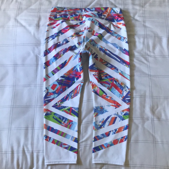 ATHLETA White Colorful Sonar Kaleidoscope Chevron Cropped Leggings Sz M - Picture 9 of 16